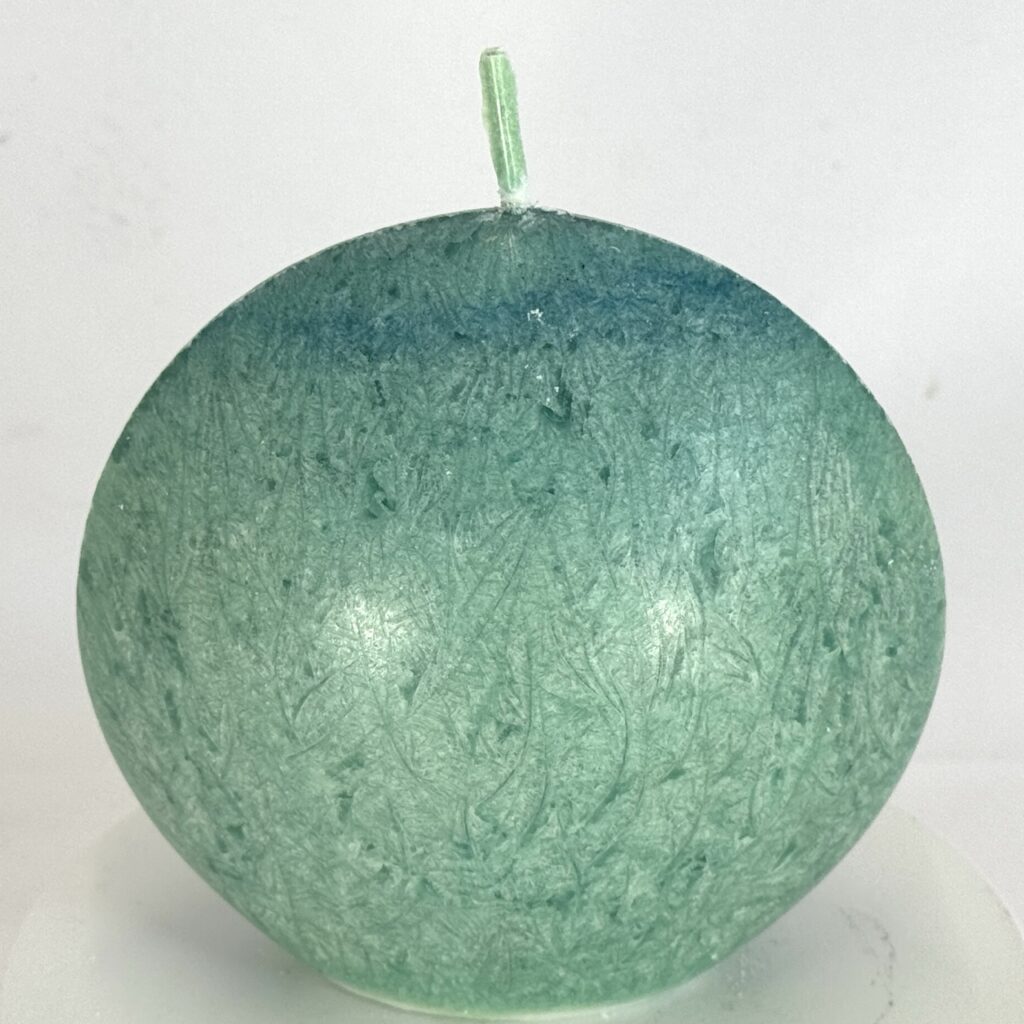 bougie en cire végétale — nuances vert de gris et vert profond