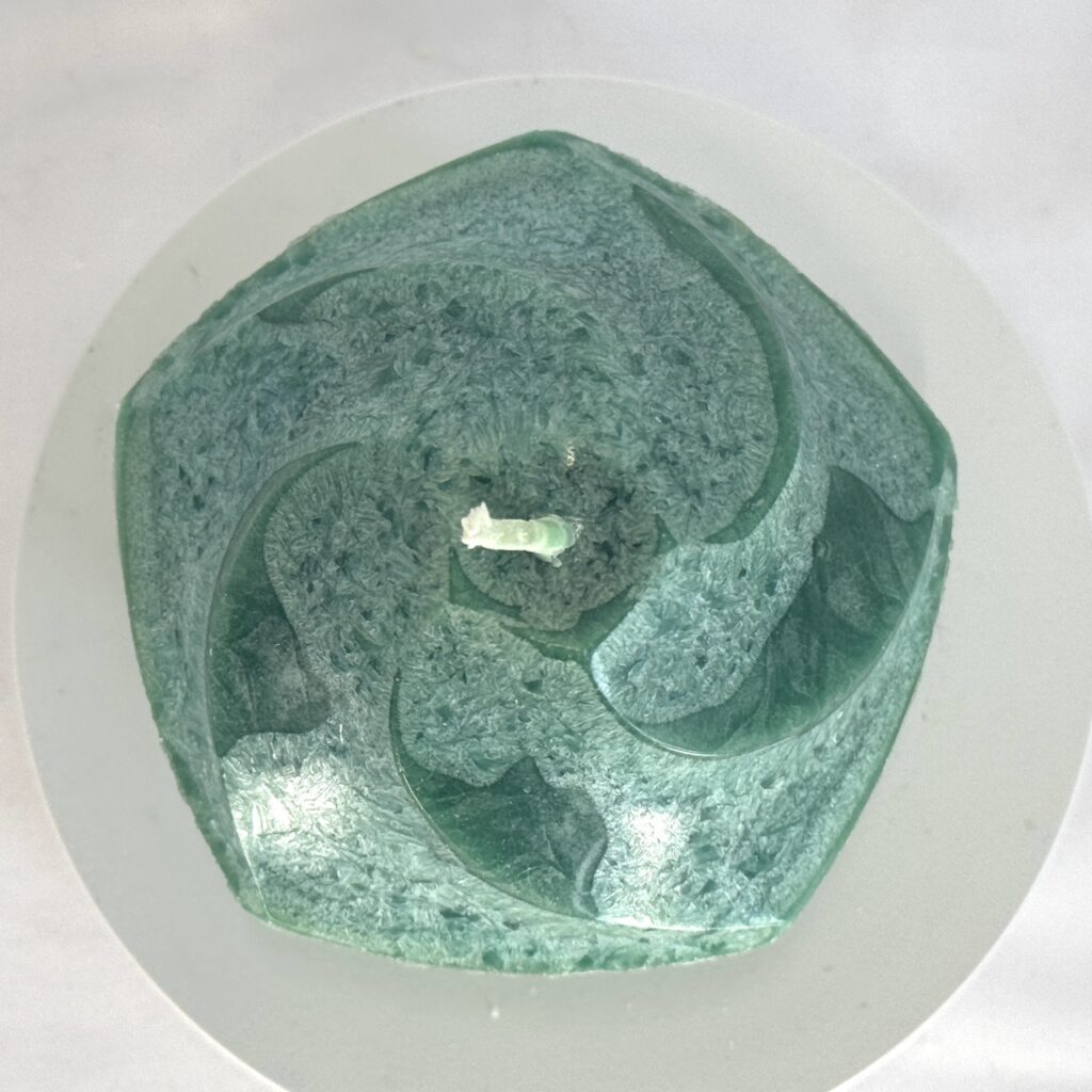 bougie en cire végétale — nuances vert de gris et vert profond