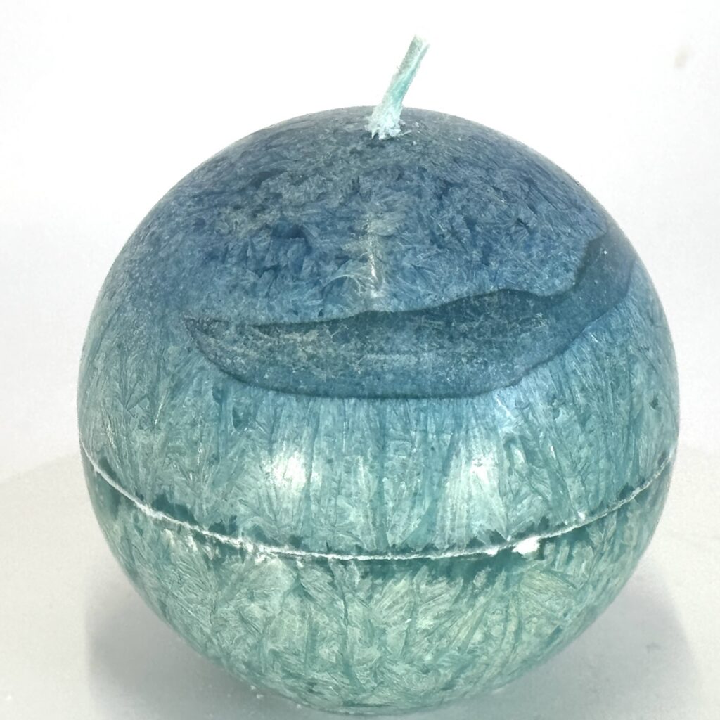 bougie en cire végétale — nuances vert de gris et vert profond