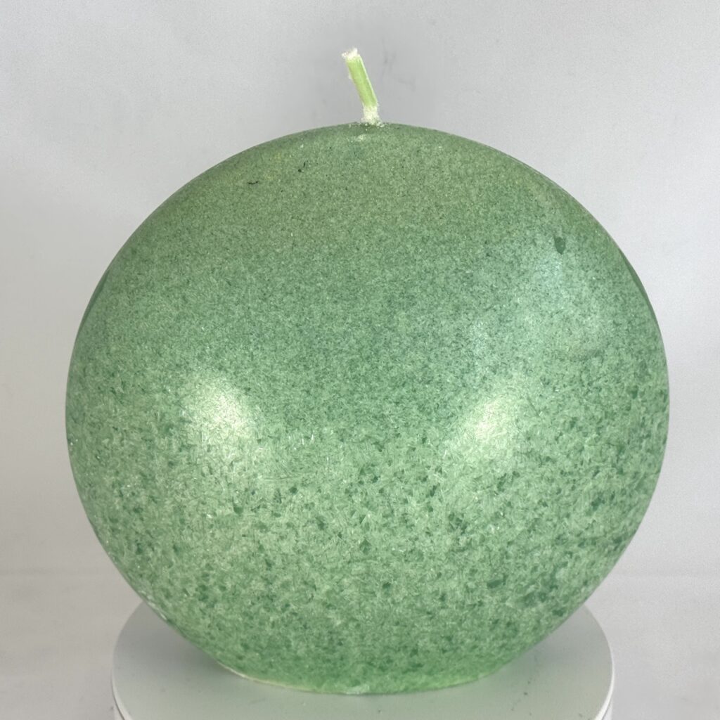 bougie en cire végétale — nuances vert de gris et vert profond