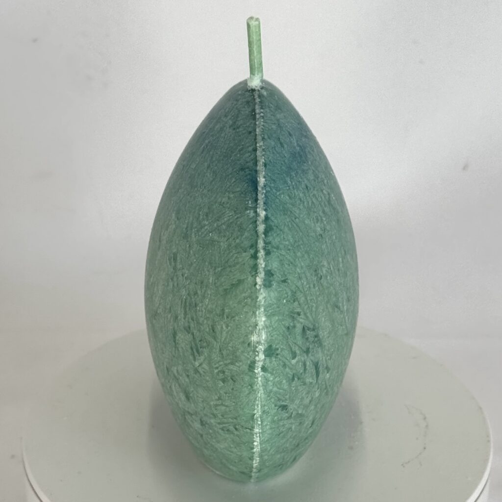 bougie en cire végétale — nuances vert de gris et vert profond