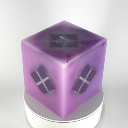 Bougie cube violette avec 4 carrés sombres incrustés en losange - Nébuleuse en cube
