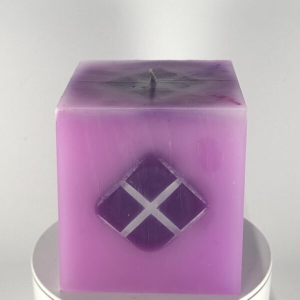 Face avant du cube violet avec 4 carrés – Nébuleuse en cube Bougie cube violette avec 4 carrés sombres incrustés en losange - Nébuleuse en cube