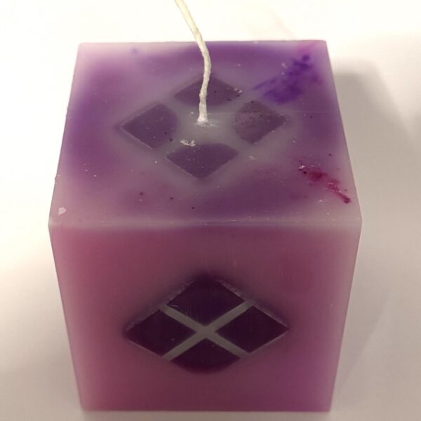 Face avant du cube violet avec 4 carrés – Nébuleuse en cube Bougie cube violette avec 4 carrés sombres incrustés en losange - Nébuleuse en cube