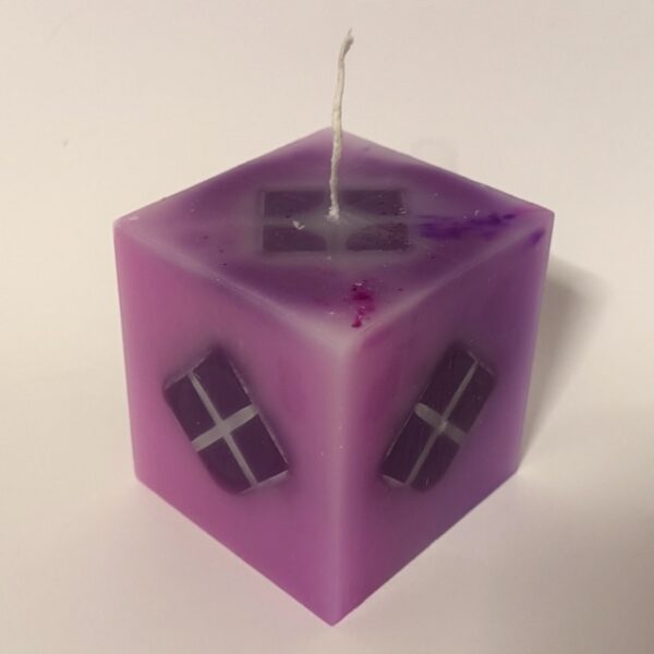 Face avant du cube violet avec 4 carrés – Nébuleuse en cube Bougie cube violette avec 4 carrés sombres incrustés en losange - Nébuleuse en cube