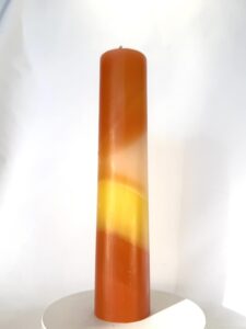 Bougie cylindrique 3,8×22 cm – cire minérale orange et jaune Bougie artisanale cylindrique bicolore orange et jaune, 3,8×22 cm, en cire minérale