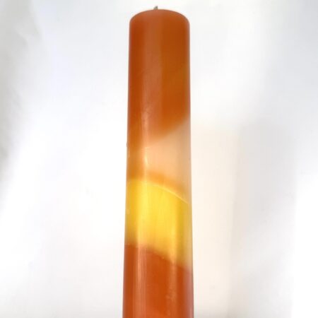 Bougie cylindrique 3,8×22 cm – cire minérale orange et jaune Bougie artisanale cylindrique bicolore orange et jaune, 3,8×22 cm, en cire minérale