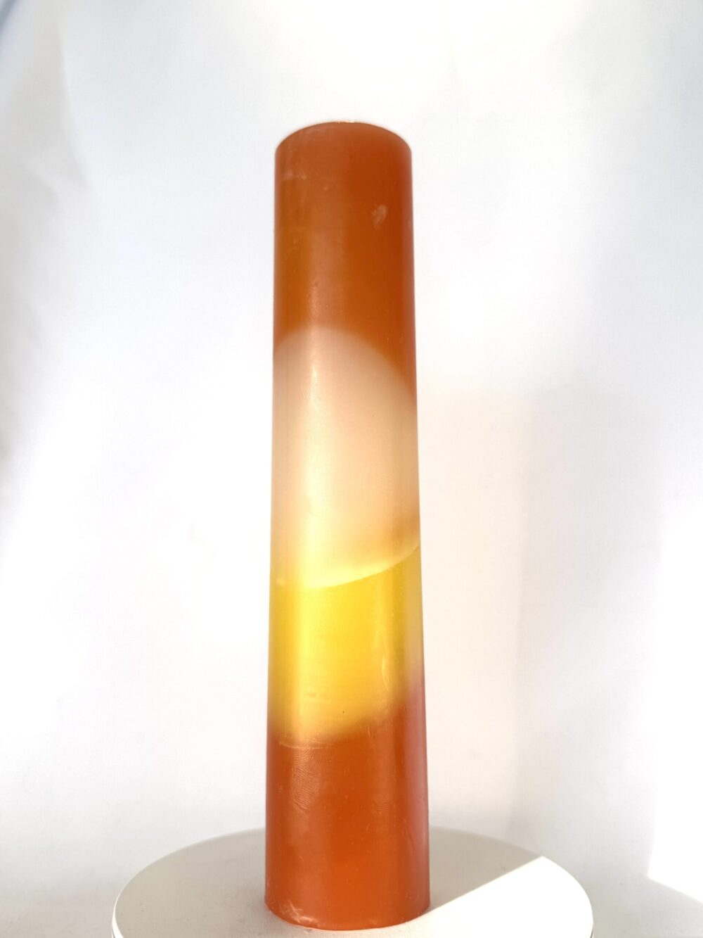 Bougie artisanale cylindrique bicolore orange et jaune, 3,8×22 cm, en cire minérale