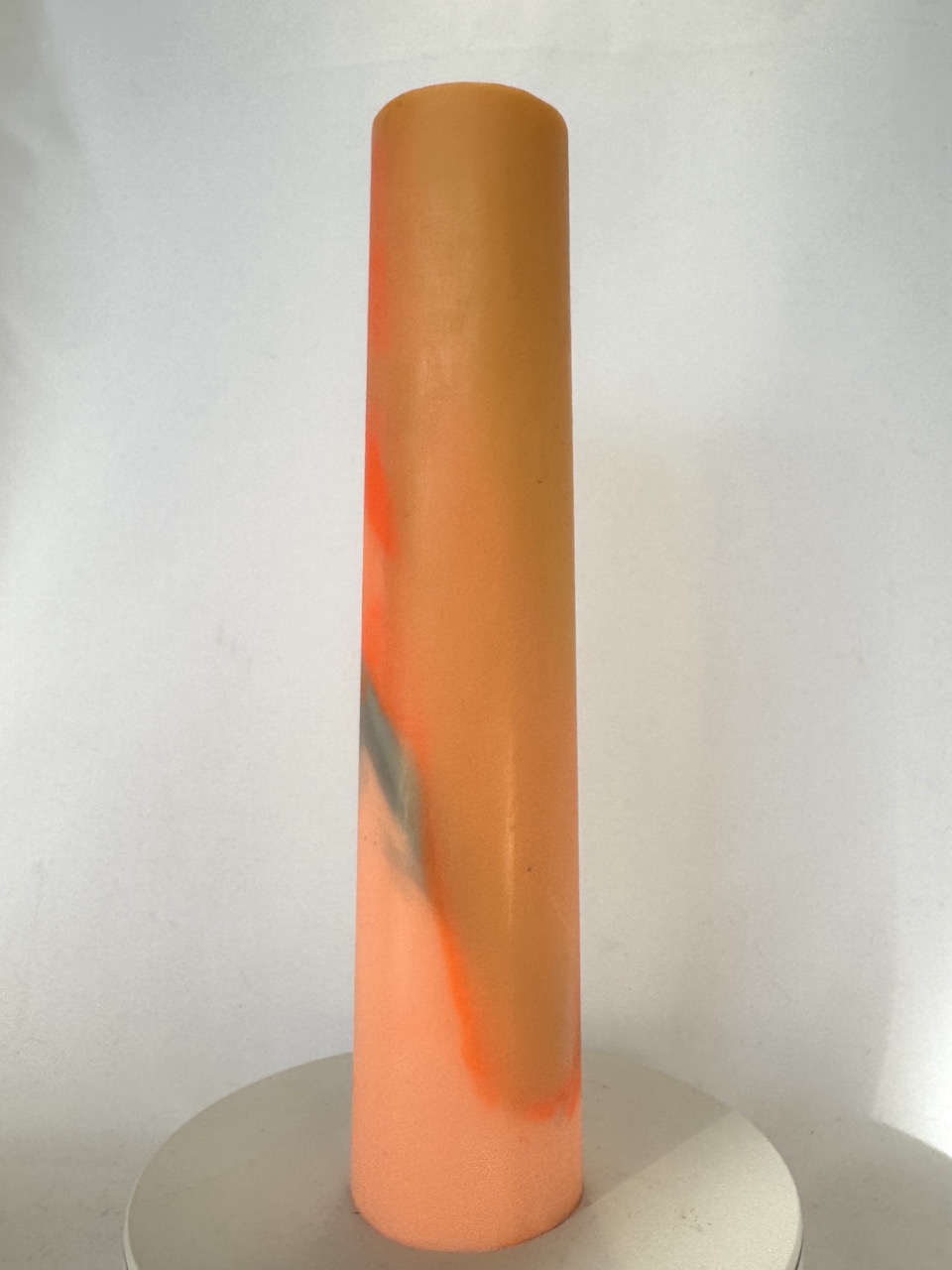 Bougie cylindre 4,7×22 cm — ÉTÉ ORANGE bougie cylindre 4,7×22 cm orange vif, gris et saumon — collection ÉTÉ ORANGE, cire végétale et minérale