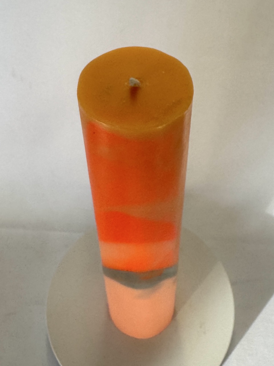 Bougie cylindre 4,7×22 cm — ÉTÉ ORANGE bougie cylindre 4,7×22 cm orange vif, gris et saumon — collection ÉTÉ ORANGE, cire végétale et minérale