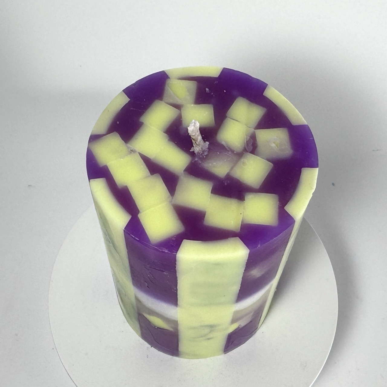 Cylindre 7 x 7 x 10cm – bougie pièce unique violet-vert-blanc, collection Les Expérimentales