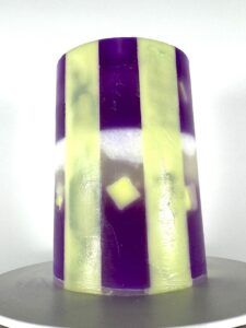 bougie cylindre violet avec lignes vertes verticales – pièce unique boo-j