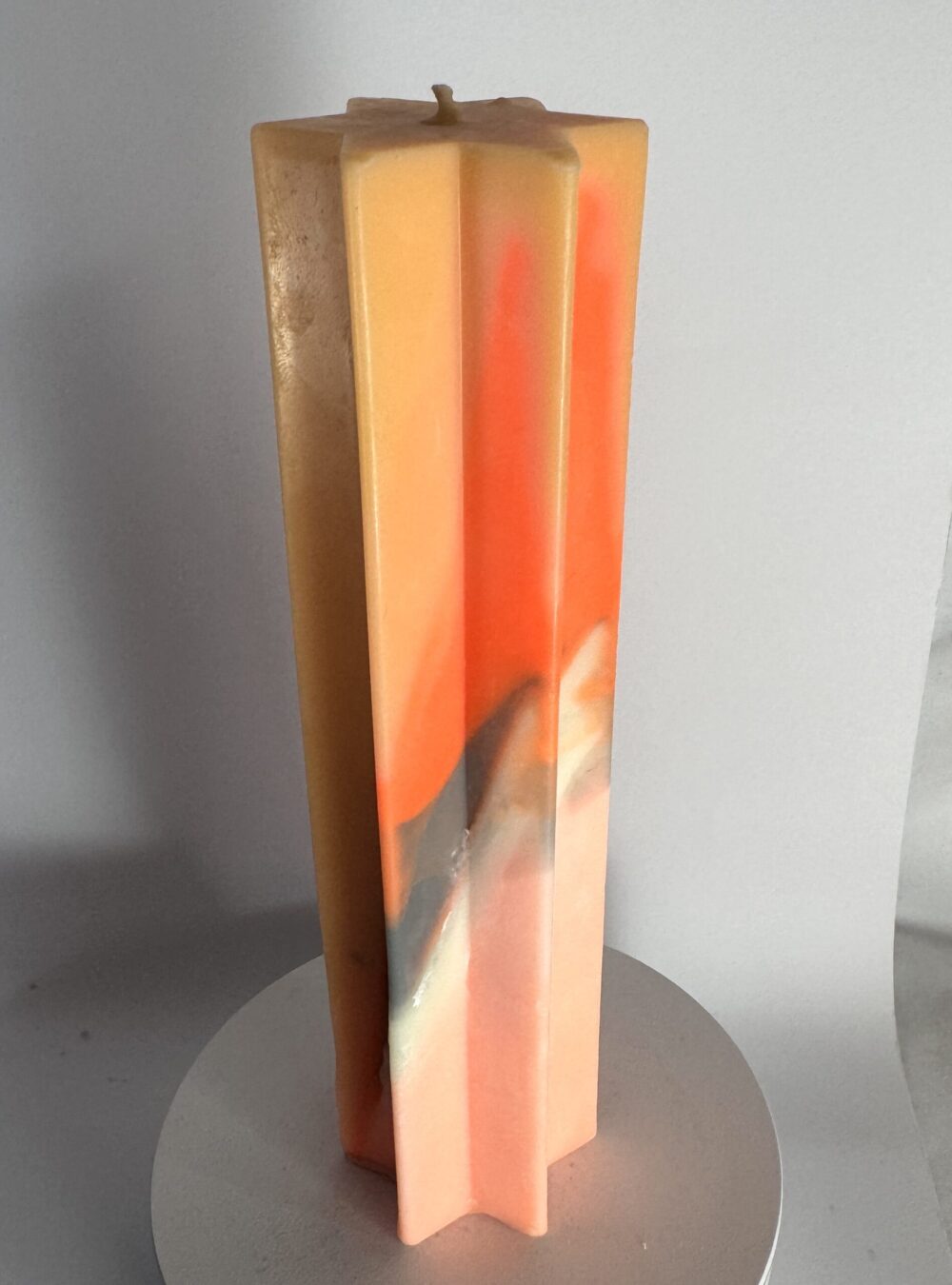 Bougie étoile 5,5×20 cm — ÉTÉ ORANGE bougie étoile 5,5×20 cm orange, gris et blanc — collection ÉTÉ ORANGE, cire végétale et minérale