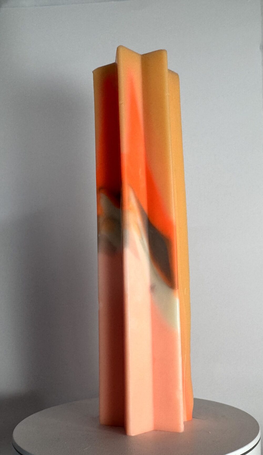 Bougie étoile 5,5×20 cm — ÉTÉ ORANGE bougie étoile 5,5×20 cm orange, gris et blanc — collection ÉTÉ ORANGE, cire végétale et minérale