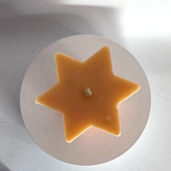 Bougie étoile 5,5×20 cm — ÉTÉ ORANGE bougie étoile 5,5×20 cm orange, gris et blanc — collection ÉTÉ ORANGE, cire végétale et minérale