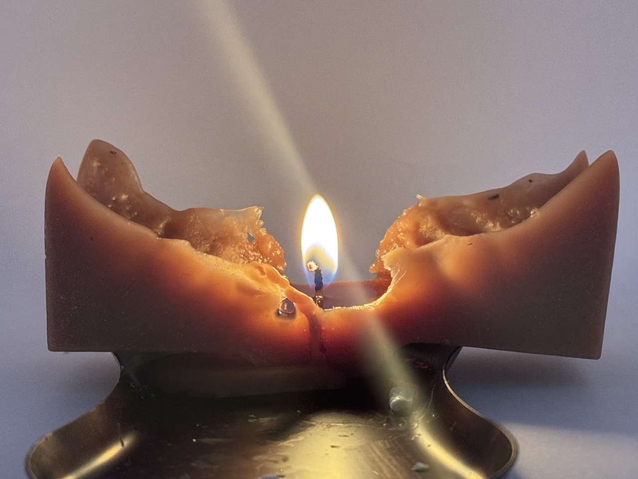 Test de combustion de la bougie Carré sur pointe Grand – la flamme ouvre la forme en se consumant
