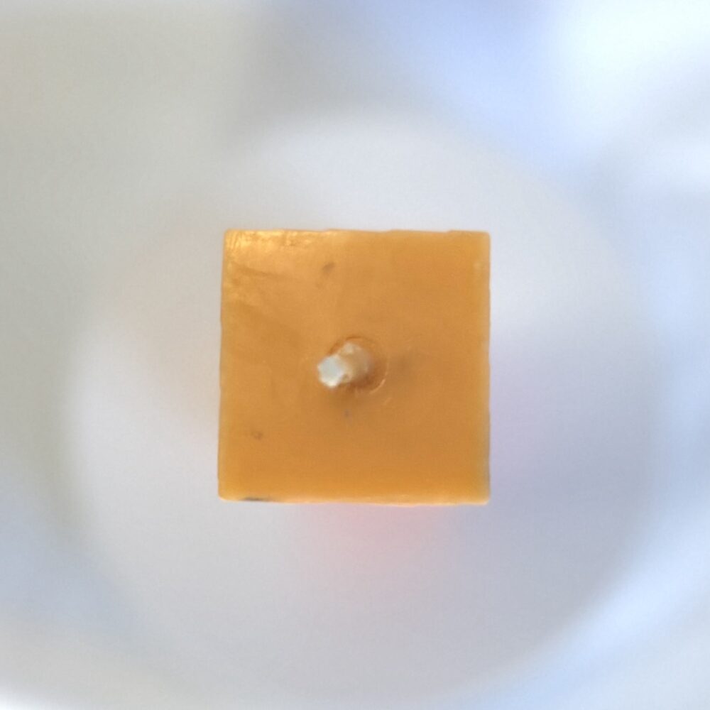 Bougie pilier 3,8×22 cm — ÉTÉ ORANGE bougie pilier 3,8×22 cm orange, gris et blanc — collection ÉTÉ ORANGE, cire végétale et minérale