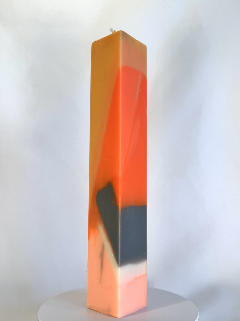 Bougie pilier 3,8×22 cm — ÉTÉ ORANGE bougie pilier 3,8×22 cm orange, gris et blanc — collection ÉTÉ ORANGE, cire végétale et minérale