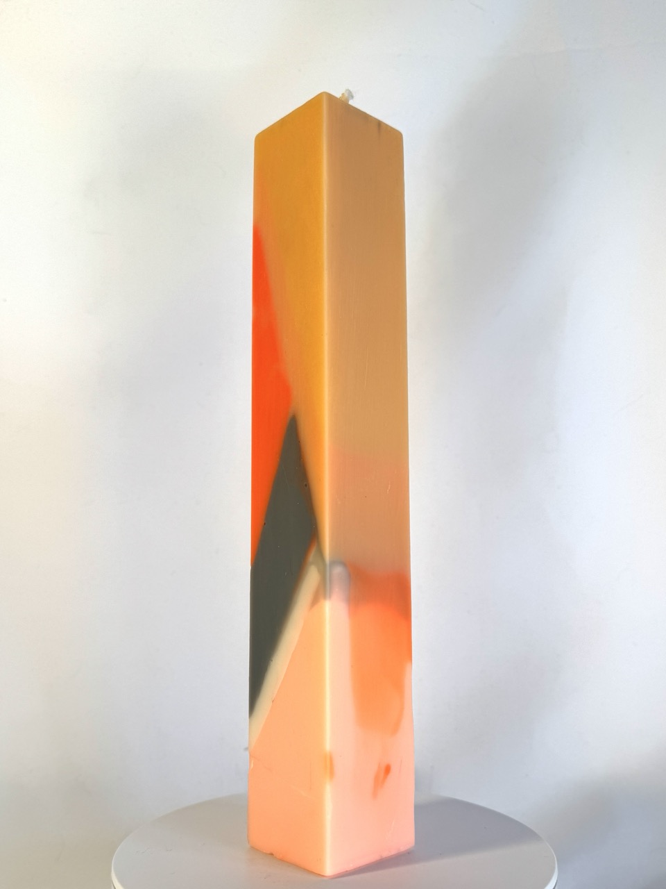 Bougie pilier 3,8×22 cm — ÉTÉ ORANGE bougie pilier 3,8×22 cm orange, gris et blanc — collection ÉTÉ ORANGE, cire végétale et minérale
