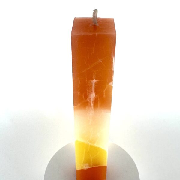 Bougie artisanale pilier bicolore orange et jaune, 3,8×22 cm, en cire minérale