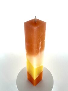 Bougie pilier 3,8×22 cm – cire minérale orange et jaune Bougie artisanale pilier bicolore orange et jaune, 3,8×22 cm, en cire minérale