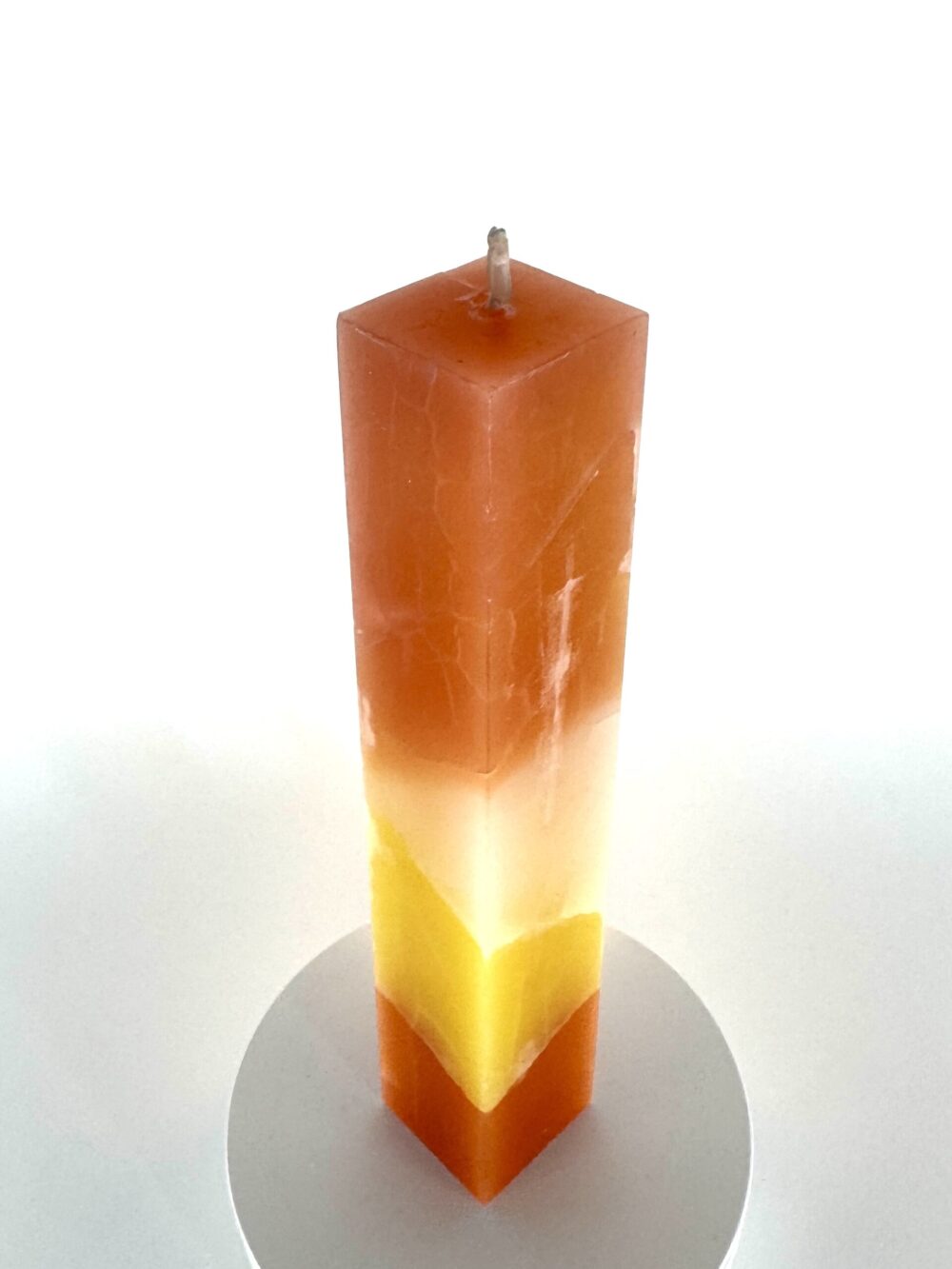 Bougie artisanale pilier bicolore orange et jaune, 3,8×22 cm, en cire minérale