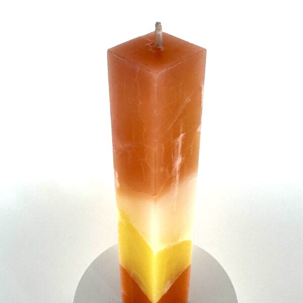 Bougie artisanale pilier bicolore orange et jaune, 3,8×22 cm, en cire minérale