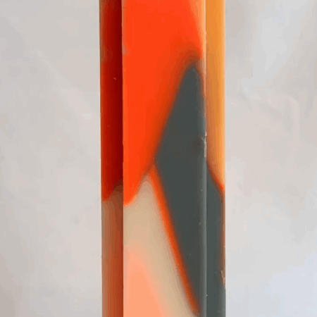 Bougie croix 4×16 cm — ÉTÉ ORANGE bougie pilier croix 4×16 cm orange, gris et blanc — collection ÉTÉ ORANGE, cire végétale et minérale