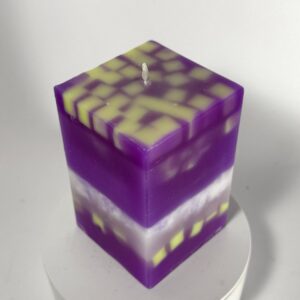 Pilier violet-vert-blanc | Les Expérimentales – boo-j bougie pilier violet avec glaçons verts et effet cristallisé – pièce unique boo-j