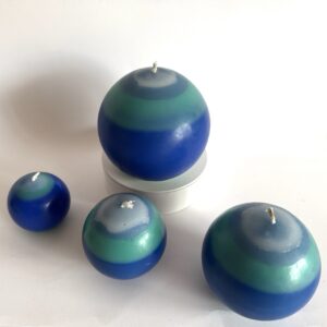 Les 4 bougies sphériques bleues de la série Planètes Bleue — 6,5 cm à 12 cm