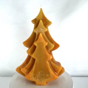 Bougie sapin jaune et orange en cire d’abeille Bougie artisanale en forme de sapin, jaune et orange, moulée en cire d’abeille naturelle