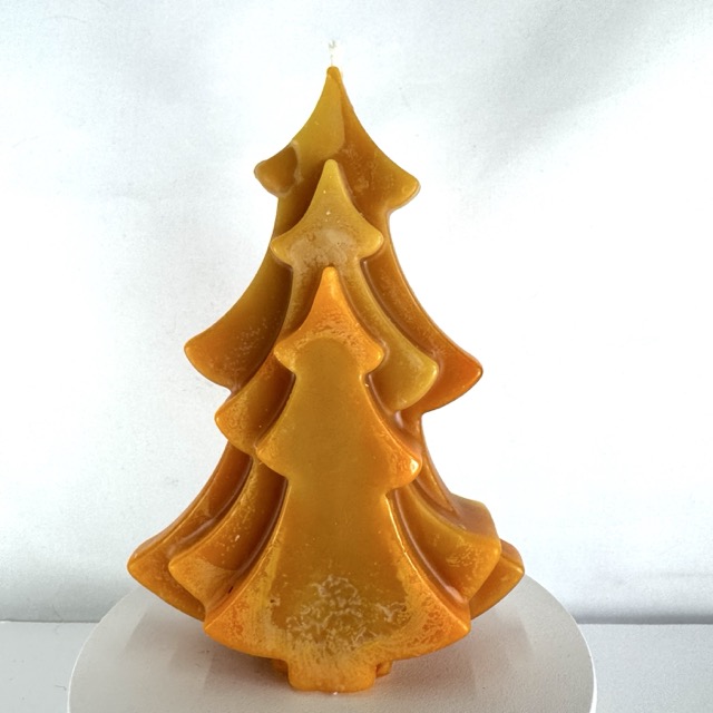 Bougie artisanale en forme de sapin, jaune et orange, moulée en cire d’abeille naturelle