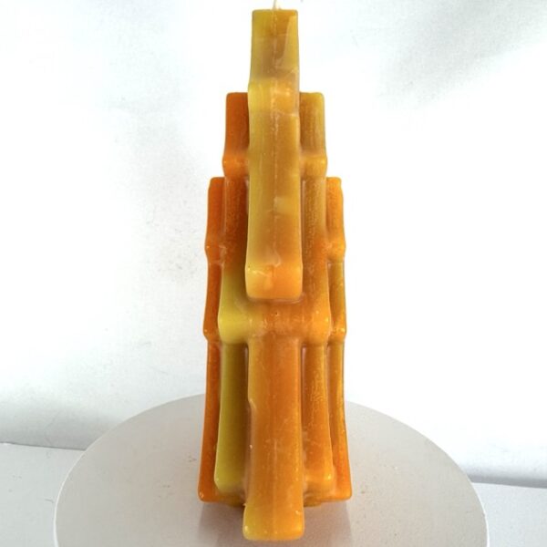 Bougie artisanale en forme de sapin, jaune et orange, moulée en cire d’abeille naturelle