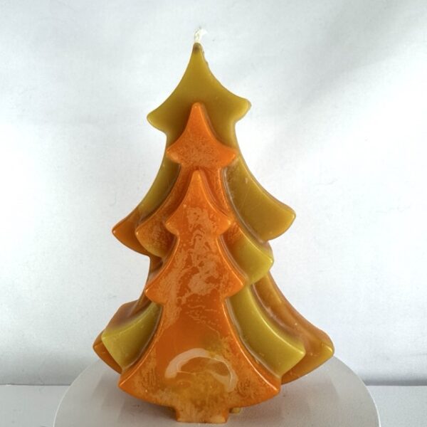 Bougie artisanale en forme de sapin, jaune et orange, moulée en cire d’abeille naturelle