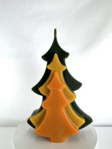 Bougie sapin tricolore en cire d’abeille – jaune, vert, orange Bougie artisanale en forme de sapin, tricolore jaune, vert et orange, moulée en cire d’abeille