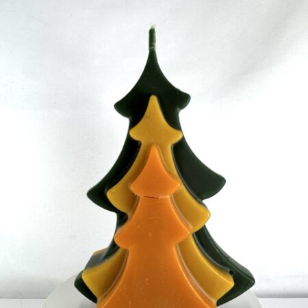 Bougie sapin tricolore en cire d’abeille – jaune, vert, orange Bougie artisanale en forme de sapin, tricolore jaune, vert et orange, moulée en cire d’abeille