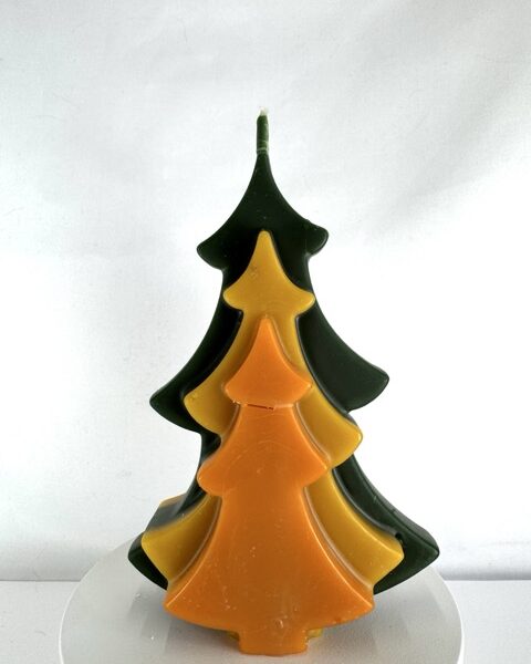 Bougie artisanale en forme de sapin, tricolore jaune, vert et orange, moulée en cire d’abeille