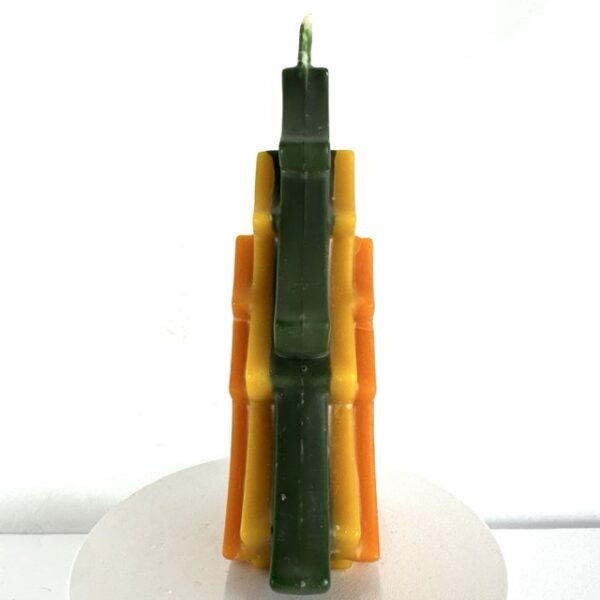 Bougie artisanale en forme de sapin, tricolore jaune, vert et orange, moulée en cire d’abeille