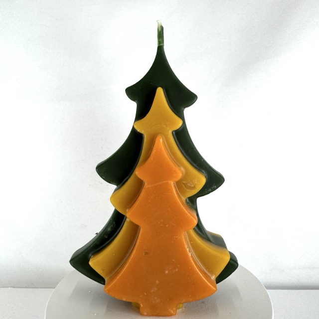 Bougie artisanale en forme de sapin, tricolore jaune, vert et orange, moulée en cire d’abeille