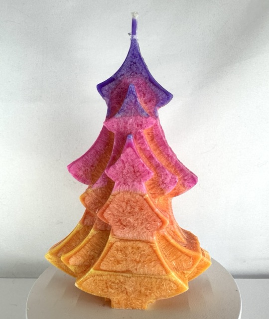 Bougie sapin en cire d’olive avec un dégradé flashy du jaune au violet