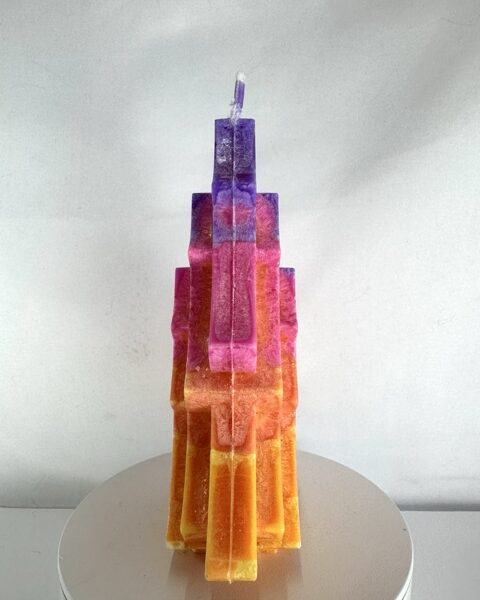 Bougie sapin en cire d’olive avec un dégradé flashy du jaune au violet