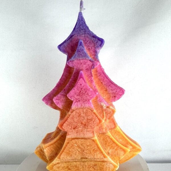 Bougie sapin en cire d’olive avec un dégradé flashy du jaune au violet