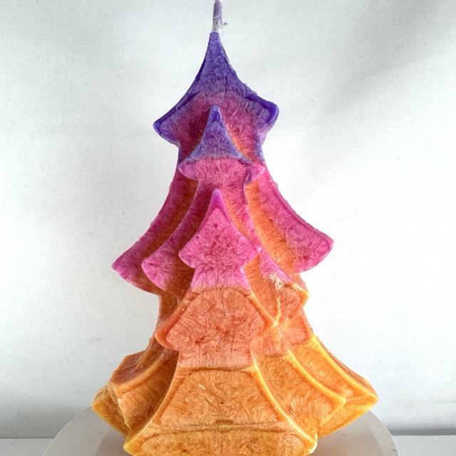 Bougie sapin en cire d’olive avec un dégradé flashy du jaune au violet