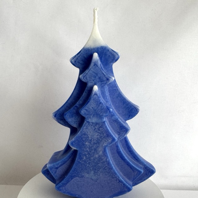 Bougie sapin moulée en cire d’olive, bicolore bleu outremer et blanc