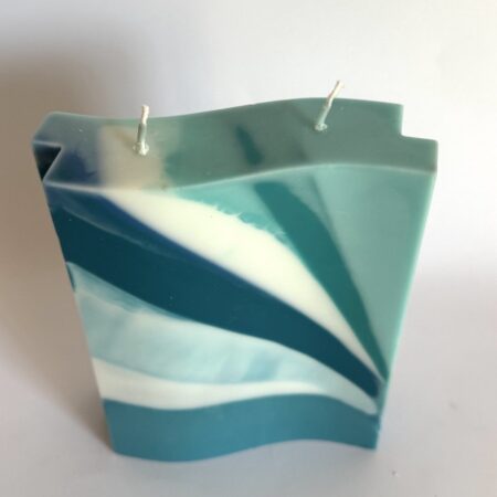 Bougie rectangulaire marbrée turquoise, bleue et blanche, avec effet de vagues diagonales