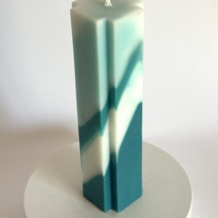 Bougie Sbeck | Pilier Croix 4×16 cm Bougie moulée en croix turquoise et blanche, marbrée verticalement