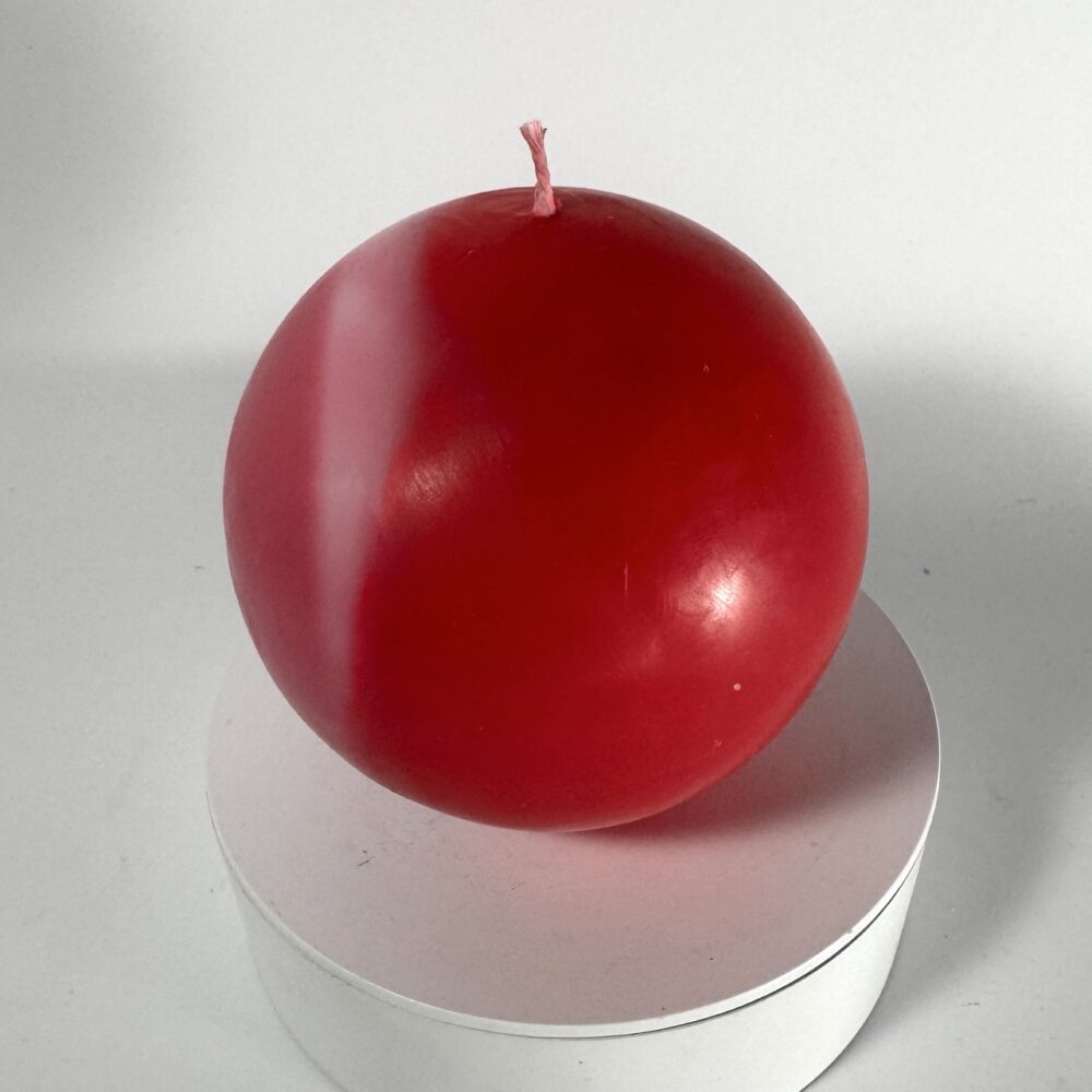 Bougie sphérique 10 cm – Pink Planet – cire rose fluo et blanche Bougie sphérique artisanale de 10 cm, en cire végétale et minérale, rose fluo, rose et blanc – collection Pink Planet