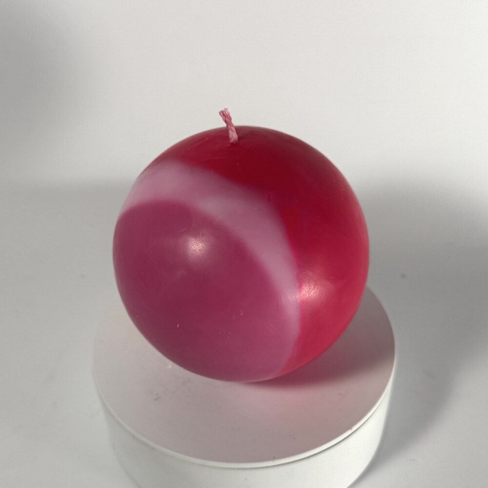 Bougie sphérique 10 cm – Pink Planet – cire rose fluo et blanche Bougie sphérique artisanale de 10 cm, en cire végétale et minérale, rose fluo, rose et blanc – collection Pink Planet