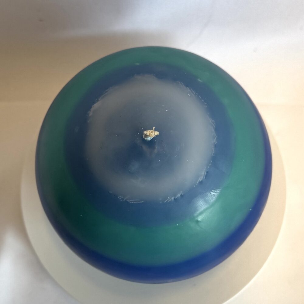 Bougie sphérique 10 cm – Planète Bleue – cire bleue, turquoise et blanche Bougie sphérique artisanale de 10 cm, en cire minérale et végétale, bleu, turquoise et blanc – série Planète Bleue