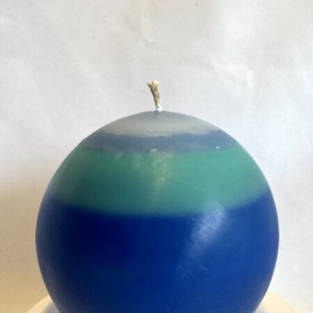 Bougie sphérique artisanale de 10 cm, en cire minérale et végétale, bleu, turquoise et blanc – série Planète Bleue